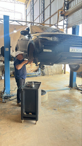 Profissional trabalhando em carro elevado