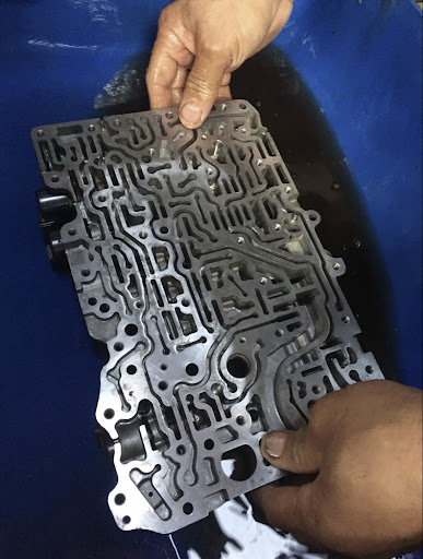 Placa hidráulica de transmissão em manutenção