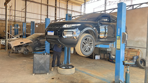 Carro preto elevado para manutenção
